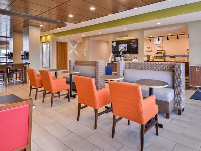 Holiday Inn Express & Suites - Parkersburg East By Ihg Exterior foto